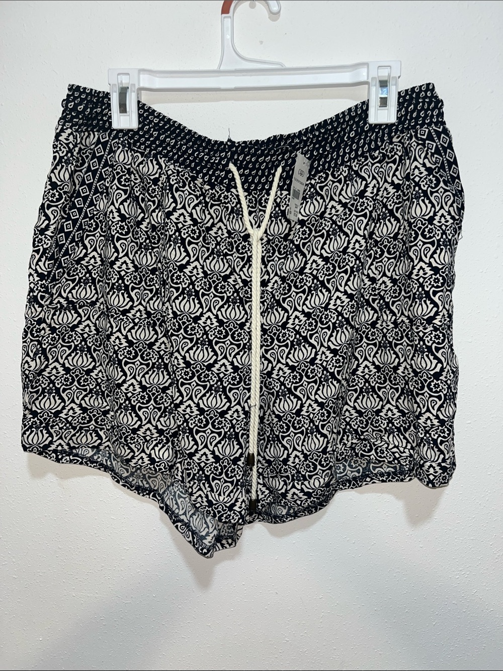 Cato Black and White Patterned Women's Drawstring Athletic Shorts size 18/20W